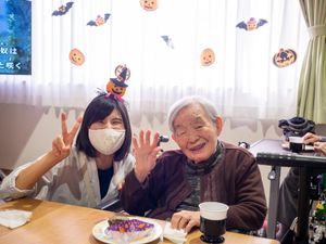 笑顔の明るい食堂風景