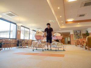スタッフが働く様子