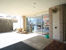 明るいエントランスの様子