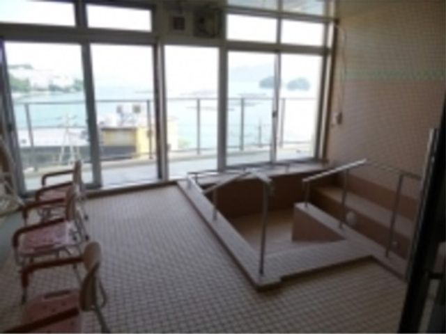 海が見える浴室 共同浴室 窓の外に広がる海を眺めることができる入浴スペースです。清潔感のある環境で、利用者の方々がリラックスした時間をお過ごしいただけます。
