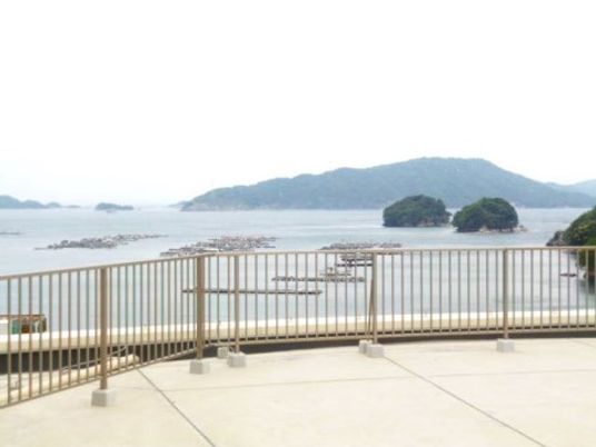 海と島を望むテラス