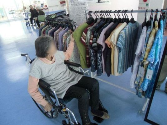 車椅子の方が洋服を選ぶ