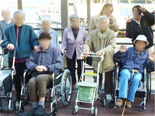 居室でくつろぐ利用者
