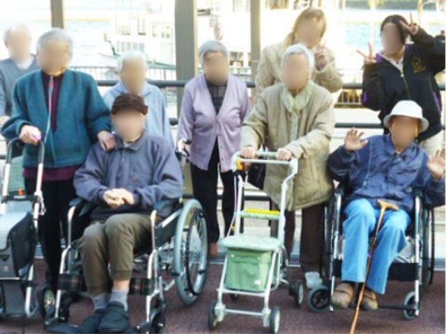 居室でくつろぐ利用者 入居者様 自然光が差し込む居室で、利用者の方々がそれぞれのサポートツールを使い、穏やかなひと時を過ごされています。お一人お一人の心地よい日常生活を支えるお手伝いをしてみませんか。