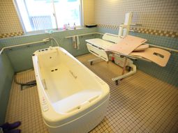 バリアフリー設計の浴室