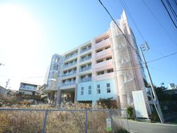 明るい日差しの建物外観