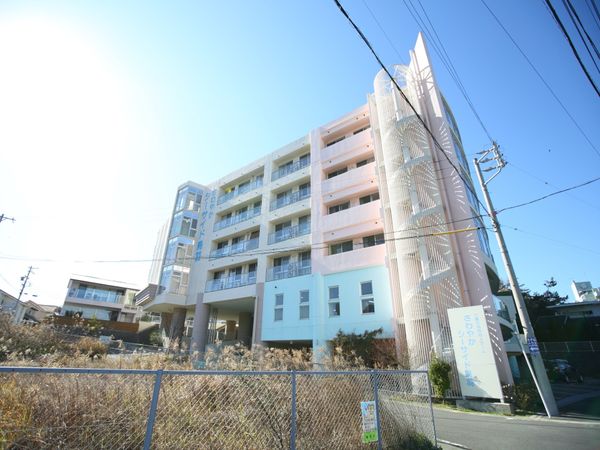 明るい日差しの建物外観