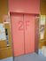 ピンクのエレベーター扉
