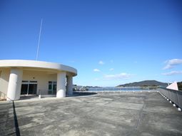 青空と山々のテラス