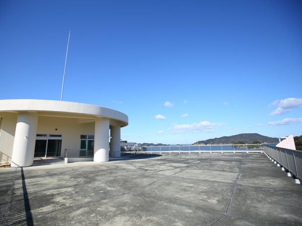 青空と山々のテラス