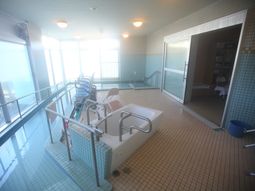 明るい浴室設備