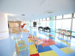 多彩な床の多目的室