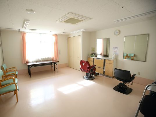 広々とした明るい理美容室