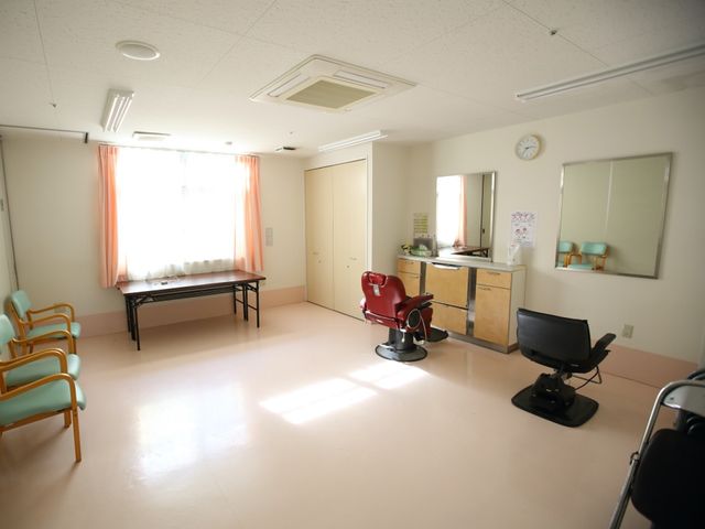 広々とした明るい理美容室