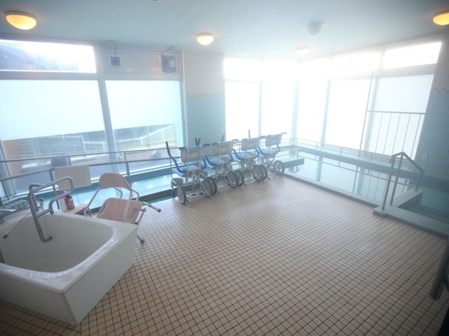 広々とした浴室空間 浴室 窓からの自然光が差し込む清潔感のある浴室です。車椅子の方も利用しやすい設計になっております。