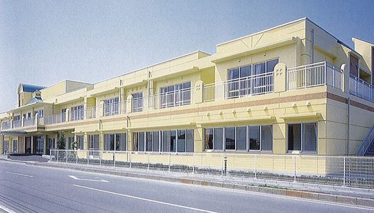 黄色い建物の外観
