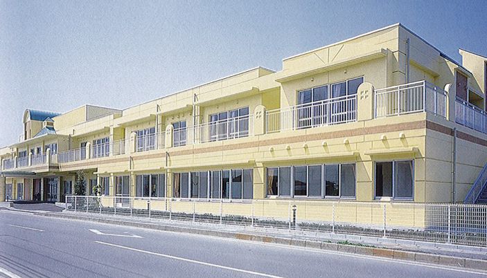 黄色い建物の外観