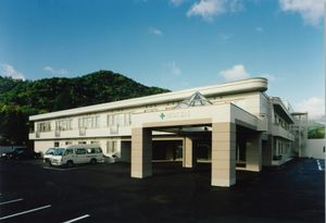 緑に囲まれた建物