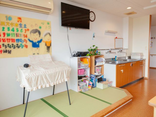 多目的スペースとキッチン 内観 明るく広々とした多目的スペースです。日常の様々な活動がここで楽しめるように整えられています。
