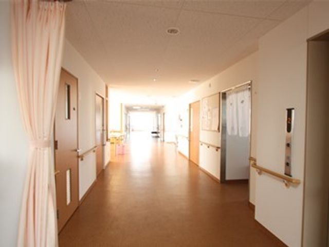 明るく広い施設の廊下 廊下 ゆったりとした廊下は明るく、手すりが設置され安全な移動が考慮されています。壁には情報をお知らせする掲示板も備え付けられ、利用者の方々に役立っています。