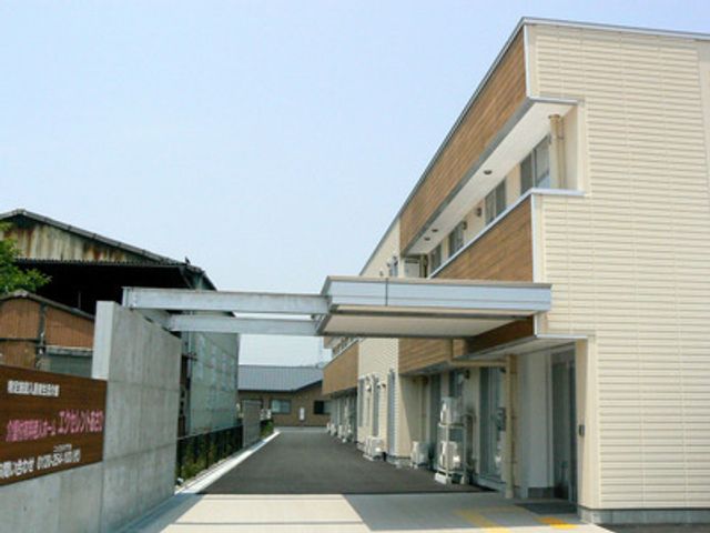 明るい外観のエントランス 外観 ゆったりとした通路が迎えるエントランスは、安心感を与える明るさです。働くスタッフとしても、来訪者を温かくお迎えできる環境が整っています。