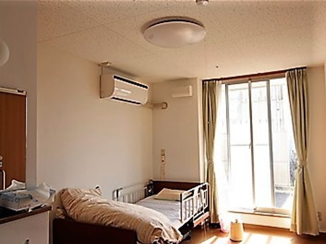 日差しの入る快適居室 居室 陽光が差し込む明るい居室です。広々としたスペースで快適な日常をお過ごしいただけます。
