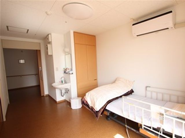 明るい個室の居室 居室 ゆったりとした空間で日当たりが良く、快適な個室です。生活に必要な設備が整っており、安心して過ごせる環境が提供されています。