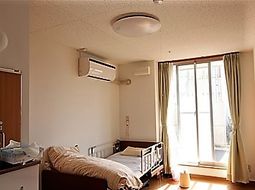 明るい個室の居室