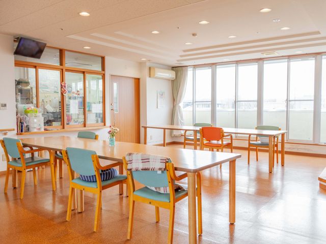 明るい食堂の空間 共有スペース 広々として明るく、外の光が差し込む食堂です。ここでお食事をしながら、窓外の景色をお楽しみいただけます。