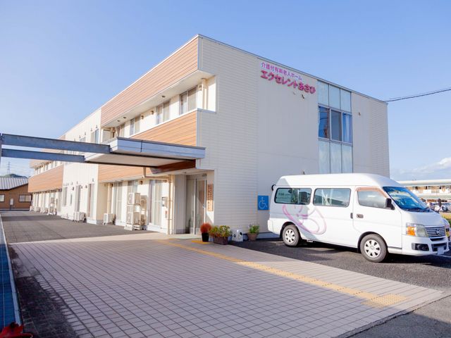 明るい外観の建物入口 外観 段差の少ないエントランスが、誰もが出入りしやすい環境を提供しています。明るく清潔感のある建物で、新しい職場として快適です。