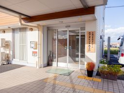 明るいエントランスの外観