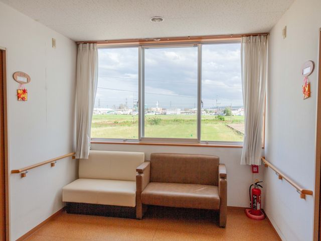 休憩スペースの居心地の良さ 内観 開放感ある窓から自然光が差し込む落ち着いた休憩スペースです。ゆったりとした時間を過ごすことができる空間があります。