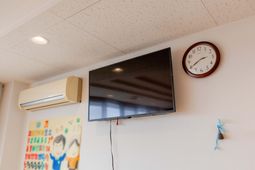エアコンとテレビのある壁面