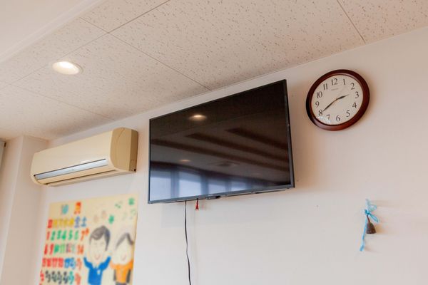 エアコンとテレビのある壁面