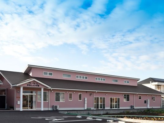 ピンク色の建物外観