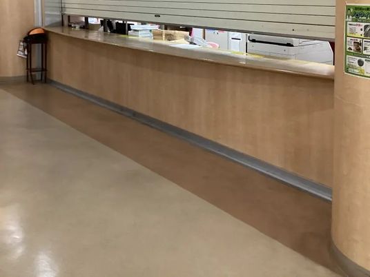 受付カウンターのあるロビー  