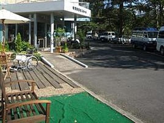 施設の外観と駐車場  