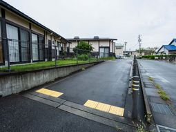 施設の外観と前面道路  