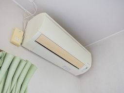 壁掛けエアコンのある居室  