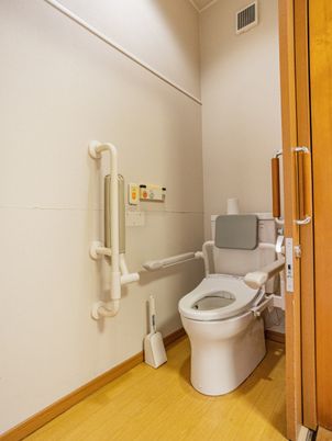 手すり付きトイレ  