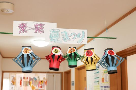 色とりどりの飾りが吊るされた廊下