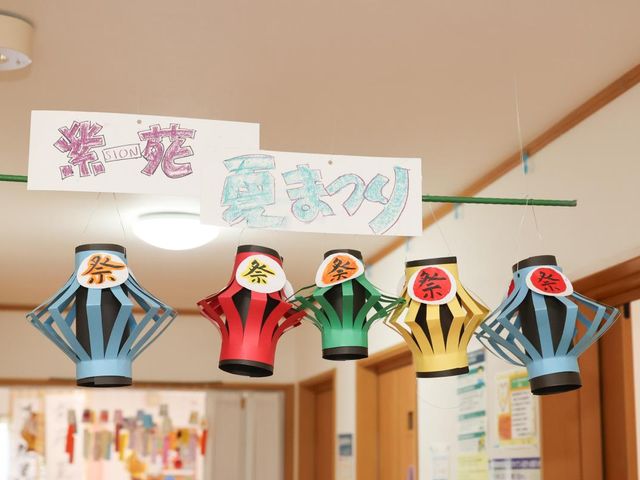 色とりどりの飾りが吊るされた廊下 廊下 色鮮やかな飾りが施された廊下で、施設行事の雰囲気が伝わります。季節感を感じられる暖かい空間です。