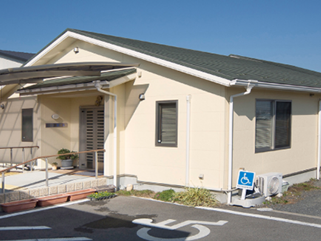 バリアフリーの入口 外観 優しいトーンの建物は、バリアフリー設計が施されており、どなたでも安心してお使いいただけます。