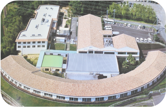 広々とした施設外観