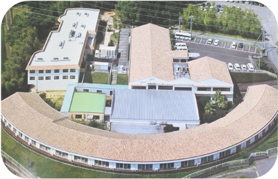 広々とした施設外観