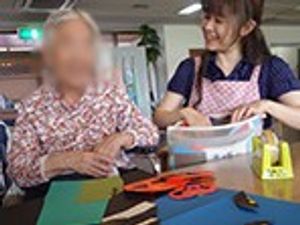笑顔の職員と女性