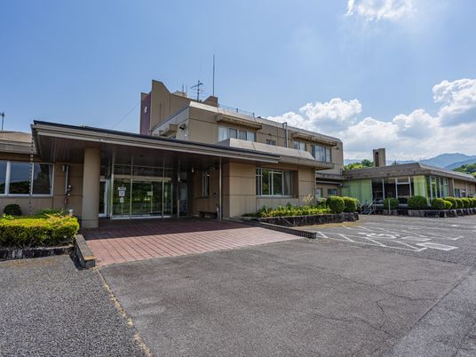 広々とした建物の外観