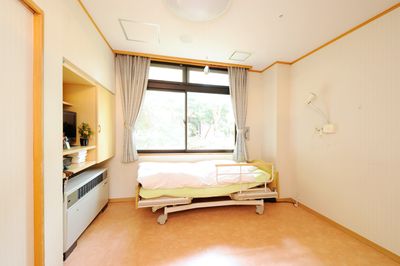 大きな窓のある居室