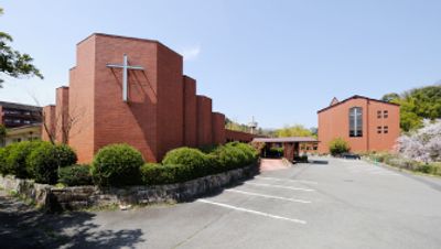 緑に囲まれた建物外観