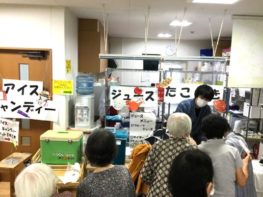 イベント風景の料理配膳